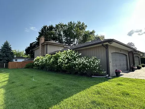 447 E Drury Ln, Barrington, IL 60010