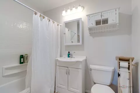 Bath - 4700 Thorntree Ln, Rolling Meadows, IL 60008 photo 2 of 3