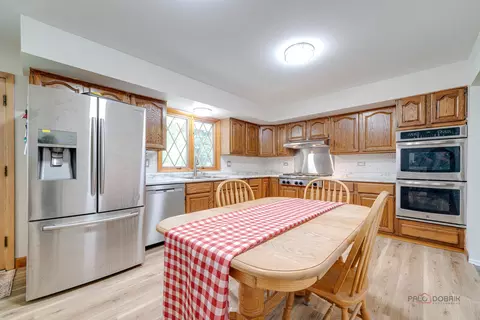 Kitchen - 4700 Thorntree Ln, Rolling Meadows, IL 60008 photo 3 of 3