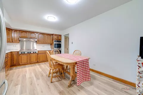 Kitchen - 4700 Thorntree Ln, Rolling Meadows, IL 60008 photo 2 of 3