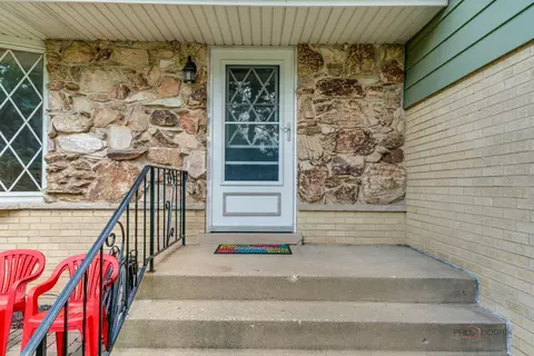 Exterior - 4700 Thorntree Ln, Rolling Meadows, IL 60008 photo 2 of 6