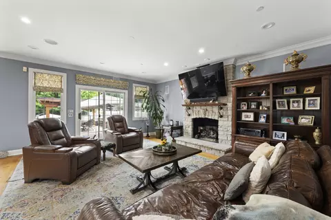 2279 Westview Dr, Des Plaines, IL 60018 photo 18