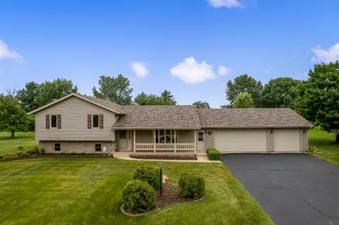 4403 Waterboro Ln, Roscoe, IL 61073