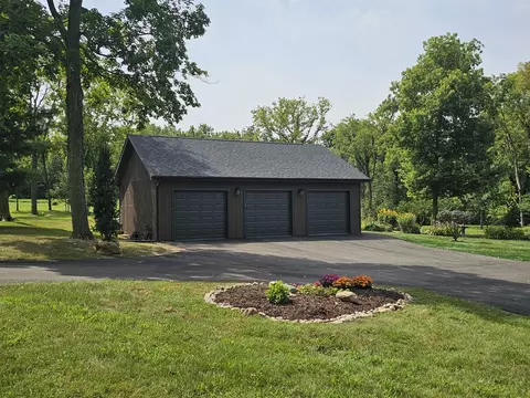 Exterior - 911 5 Melugins Grove Rd, Compton, IL 61318 photo 8 of 18