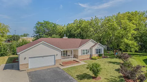 940 Crestville Ct, Gurnee, IL 60031