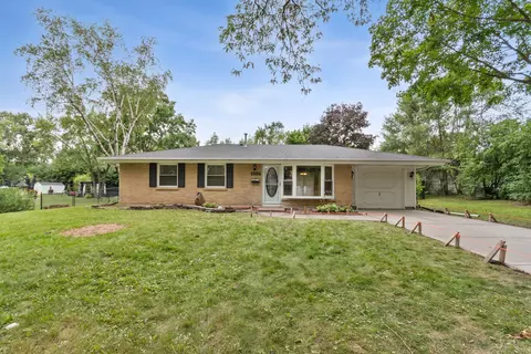 1332 Fairlane Dr, Schaumburg, IL 60193
