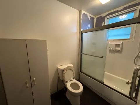 Bath - 1115 Pike St, Peru, IL 61354 photo 1 of 1
