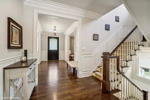 Entry Way - 630 Forest Rd, Glenview, IL 60025 photo 3 of 4
