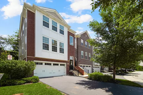 2500 Huntleigh Ln, Woodridge, IL 60517