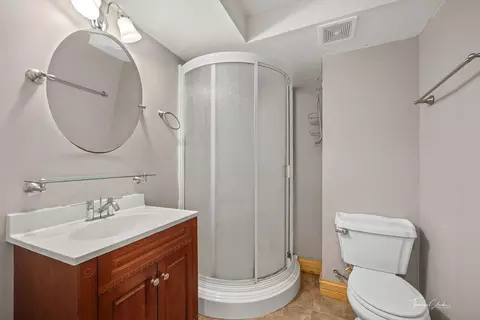 Bath - 2121 Union Mill Dr, Aurora, IL 60503 photo 3 of 3