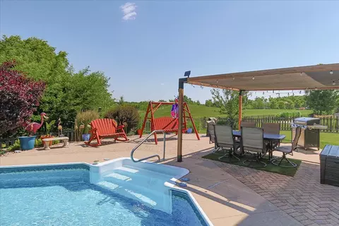 Exterior - 407 W Amberside Dr, Elgin, IL 60124 photo 6 of 9