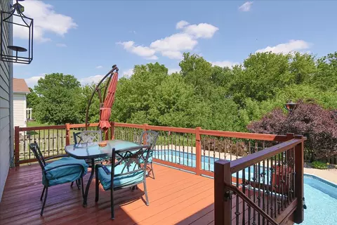 Exterior - 407 W Amberside Dr, Elgin, IL 60124 photo 3 of 9