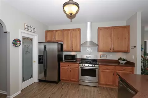 Kitchen - 407 W Amberside Dr, Elgin, IL 60124 photo 2 of 4