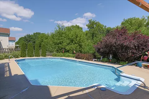 Exterior - 407 W Amberside Dr, Elgin, IL 60124 photo 5 of 9