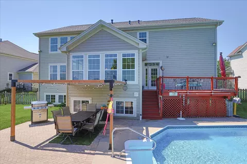 Exterior - 407 W Amberside Dr, Elgin, IL 60124 photo 8 of 9