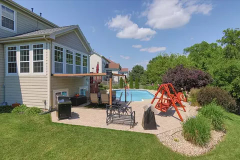 Exterior - 407 W Amberside Dr, Elgin, IL 60124 photo 7 of 9