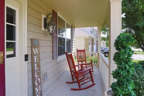 Exterior - 407 W Amberside Dr, Elgin, IL 60124 photo 2 of 9