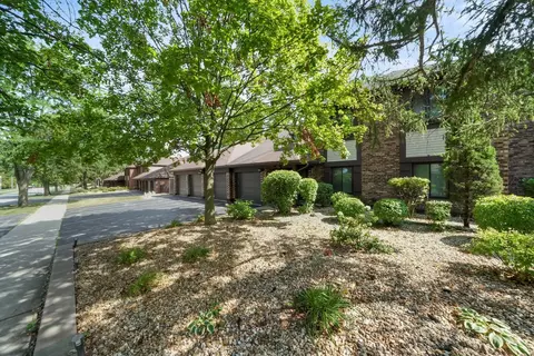 3221 184th St #2B, Homewood, IL 60430