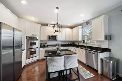 Kitchen - 386 Broadmoor Ln, Bartlett, IL 60103 photo 3 of 4