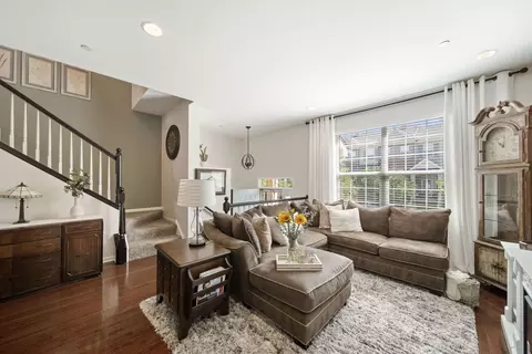 Living - 386 Broadmoor Ln, Bartlett, IL 60103 photo 2 of 2