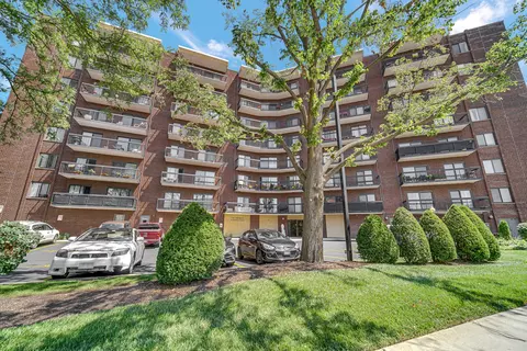 711 S Des Plaines River Rd #203, Des Plaines, IL 60016