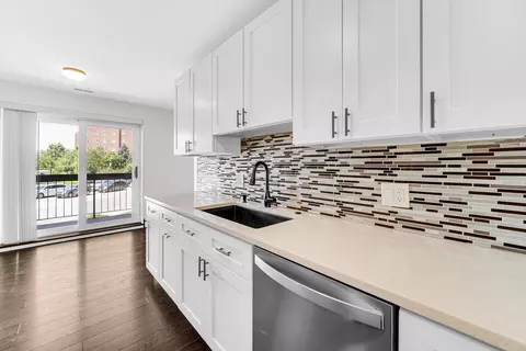 Kitchen - 711 S Des Plaines River Rd #203, Des Plaines, IL 60016 photo 2 of 2