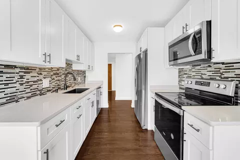 Kitchen - 711 S Des Plaines River Rd #203, Des Plaines, IL 60016 photo 1 of 2