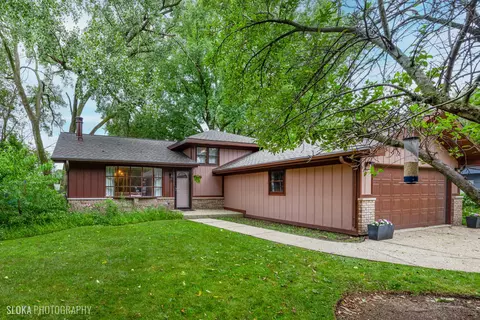 813 Menominee Dr, Lake In The Hills, IL 60156