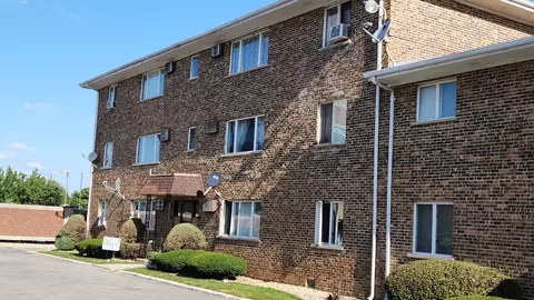 6632 W 95th St #2A, Oak Lawn, IL 60453