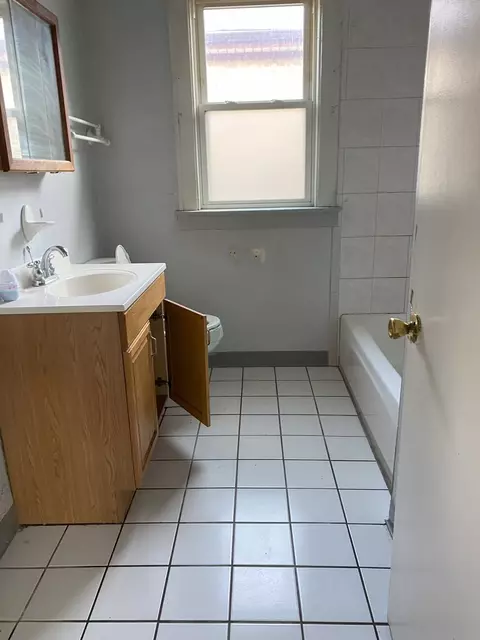 Bath - 8315 S Dante Ave, Chicago, IL 60619 photo 1 of 5