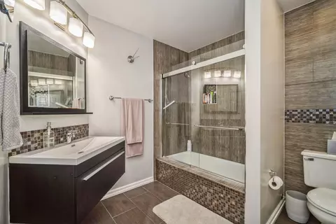 Bath - 1404 Ashton Ct #D2, Wheeling, IL 60090 photo 1 of 2