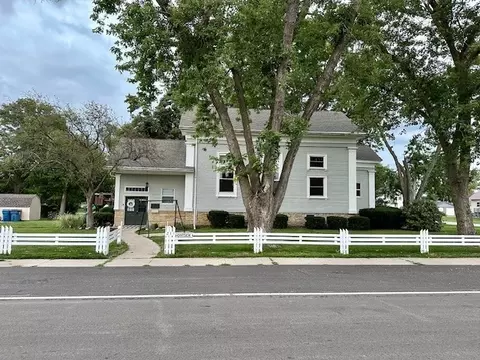 211 S Division St, Chenoa, IL 61726 photo 3