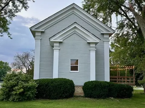 211 S Division St, Chenoa, IL 61726 photo 4