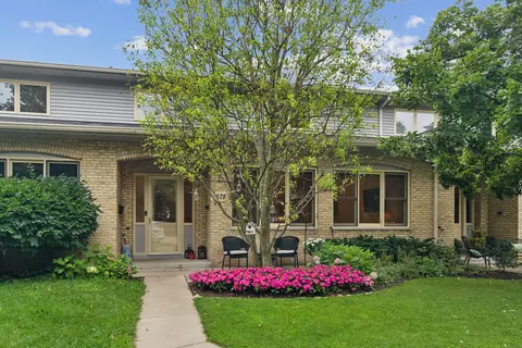678 Lyster Rd, Highwood, IL 60040
