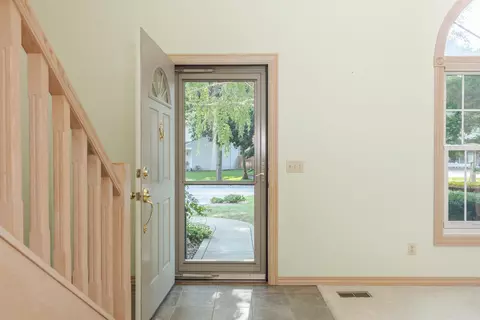 Entry Way - 7 Scenic Pt, Bloomington, IL 61701 photo 2 of 3