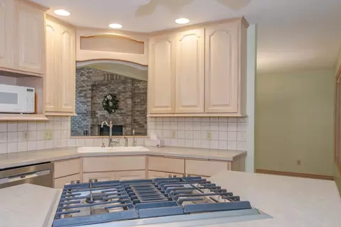 Kitchen - 7 Scenic Pt, Bloomington, IL 61701 photo 3 of 4