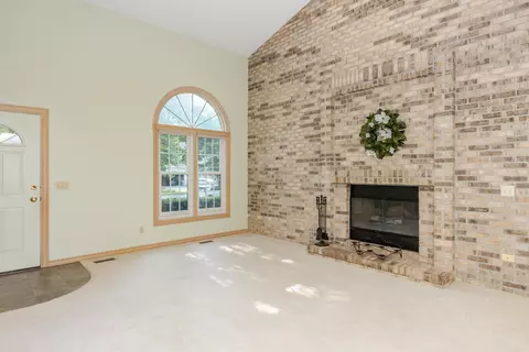 Living - 7 Scenic Pt, Bloomington, IL 61701 photo 2 of 7