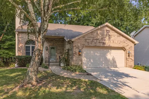 7 Scenic Pt, Bloomington, IL 61701