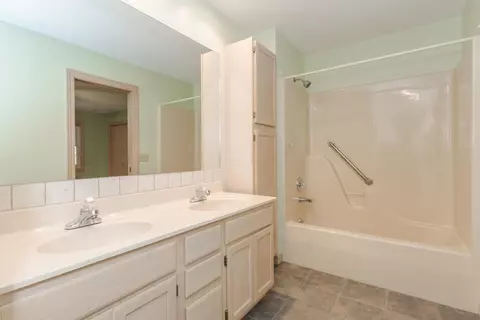 Bath - 7 Scenic Pt, Bloomington, IL 61701 photo 3 of 7