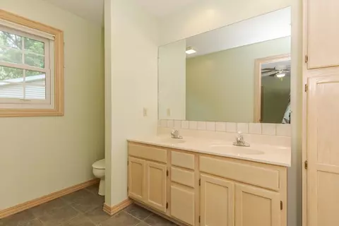 Bath - 7 Scenic Pt, Bloomington, IL 61701 photo 5 of 7