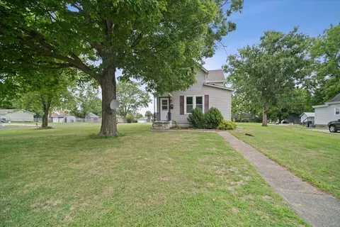 303 S Sycamore St, El Paso, IL 61738