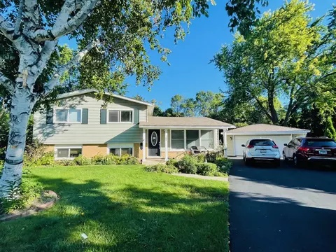 706 Thomas Ct, Mundelein, IL 60060