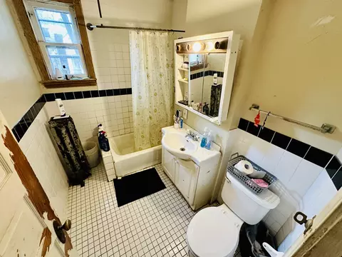Bath - 115 Hill Ave, Elgin, IL 60120 photo 1 of 2
