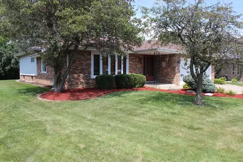 8130 W Circle Dr, Palos Hills, IL 60465