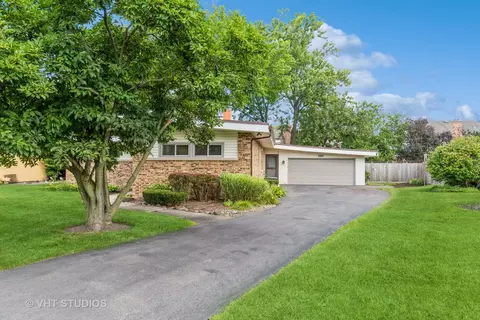2302 Robincrest Ln, Glenview, IL 60025 photo 2
