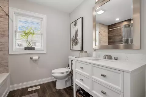 Bath - 4211 Clinton Ave, Stickney, IL 60402 photo 3 of 5