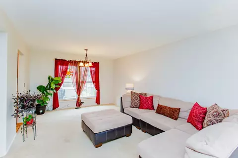 Living - 531 Harvard Ln, Hoffman Estates, IL 60169 photo 9 of 13