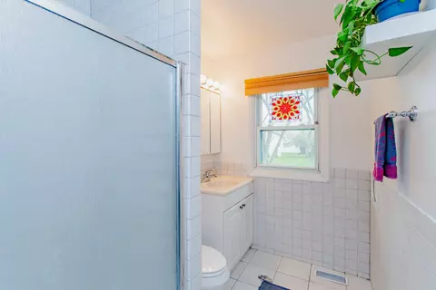 Bath - 531 Harvard Ln, Hoffman Estates, IL 60169 photo 3 of 4