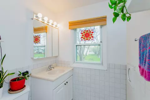 Bath - 531 Harvard Ln, Hoffman Estates, IL 60169 photo 2 of 4