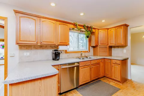 Kitchen - 531 Harvard Ln, Hoffman Estates, IL 60169 photo 3 of 5